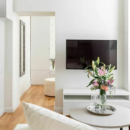 Luxury 60 ワルシャワ