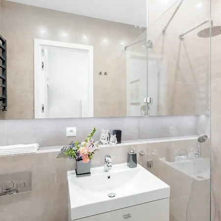 Luxury 60 Apartment